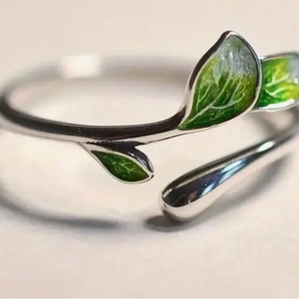 Adjustable Green Leaf Ring – Nature-Inspired Elegance for Every Hand
